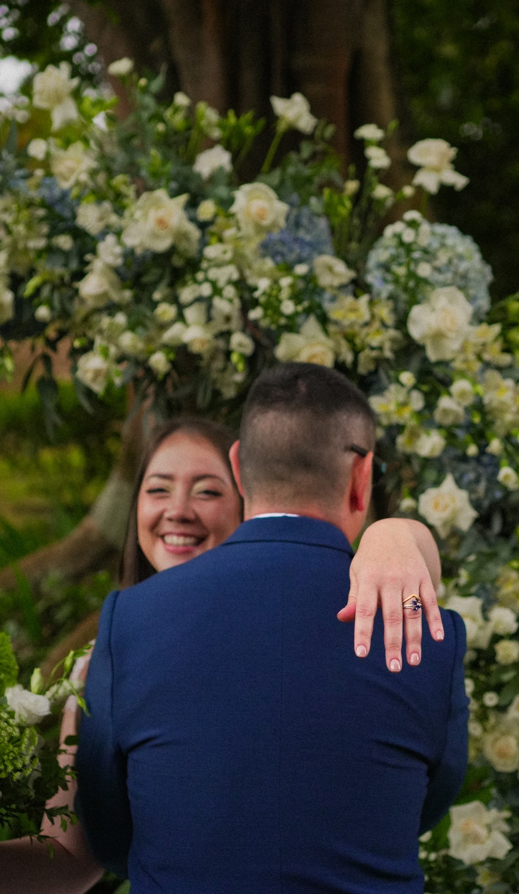 Lidia sonríe mientras abraza a Checho durante la boda