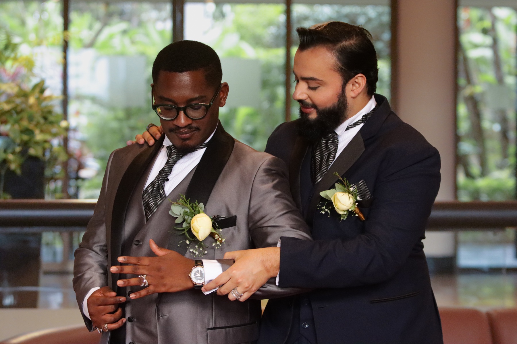 Pareja de novios mostrando sus anillos durante la boda