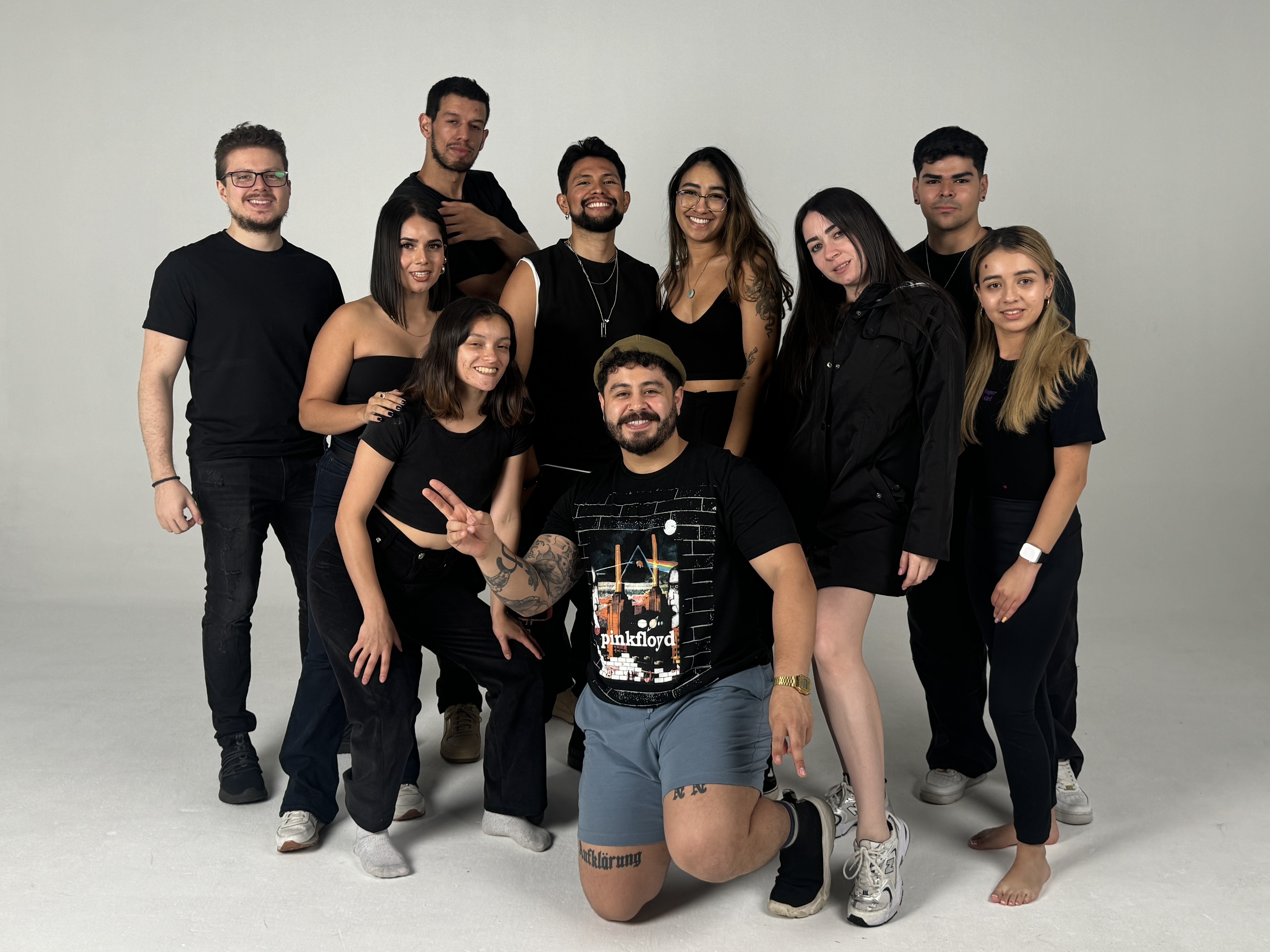 Molinna junto a parte del equipo creativo y de producción de NN Creativo